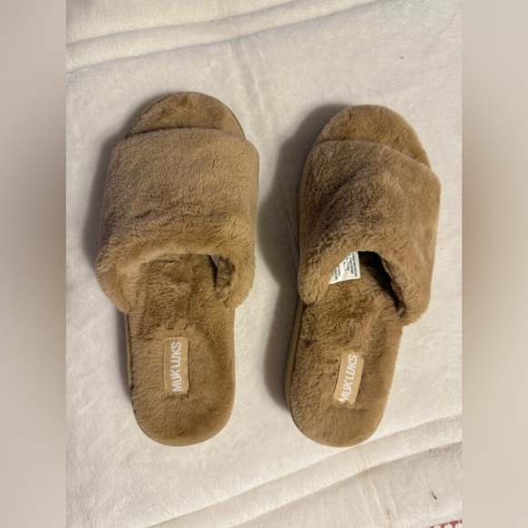 NWT MUK LUKS faux fur platform slipper, size medium (9-10) - Picture 14 of 15